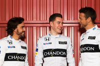 マッサのF1引退の報に続いて、2009年王者のジェンソン・バトン（右）が来季の「休養」を発表。マクラーレンとバトンは2年契約を延長したものの、バトンは来季のレースシートを若手有望株のストフェル・バンドールン（中央）に譲り、自らはリザーブドライバーの地位となることを決めた。ただ復帰の可能性は含ませており、引退ではないと明言。2000年に20歳でデビューして以来15勝、8ポールポジションを記録している、ベテランの今後の去就に注目が集まる。（Photo=McLaren）