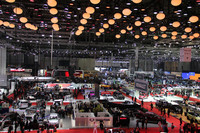 ジュネーブモーターショー2013の会場風景。ルノー、フェラーリなどが並ぶホール4およびホール5を臨む。