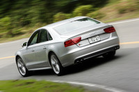 アウディS6（4WD/7AT）／S8（4WD/8AT）【試乗記】の画像