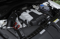 上級グレード「3.0TFSIクワトロ」の心臓部。写真中央のボックス内にスーパーチャージャーを備え、300ps、44.9kgmを発生する。