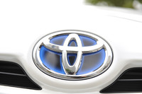3代目からは、トヨタが手がける他のハイブリッドモデルにも見られるように、エンブレムの内側が青色になった。