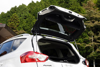 「クーガ」のリアハッチは上部のみの開閉も可能。トノカバを動かす必要もなく、小さな荷物を積むときなどに便利だろう。