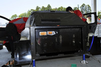 リアカウルを外し、リアアクスルユニットを取り外すと、バッテリーが現れる。量産型リーフ用を流用。ただしアッセンブリーレイアウトを変更している。