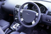 V6モデルには5段ATが奢られる。「標準」「スポーツ」「マウンテン」「ダウンヒル」など、10のモードからシフトプログラムを自動選択する。また、「D」からゲートを移すことでシーケンシャルシフトが可能な「デュラシフト 5トロニック」を採用した。
    
    