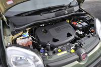 1900rpmで14.8kgmの最大トルクを発生する875cc2気筒エンジン。JC08モードの燃費値は、15.5km/リッター。
    