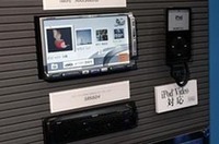 新生クラリオンの話題作。AV一体型ナビゲーションの新製品「MAX960HD」（27万3000円）は7型ワイドVGAモニターの採用で高精細画面を獲得。操作面でも新機軸を打ち出している。「音のよい」一体機として注目したい。