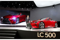 「LC500」のベースはコンセプトカーの「LF-LC」。ほぼそのままの形で市販化されることになった。