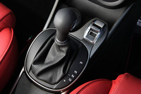 6段乾式デュアルクラッチを採用した「Alfa TCT」。D.N.A.スイッチ（セレくターの右上）を「D」にすると、変速スピードが速まる。