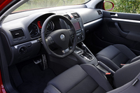 オプション装備される「ダイレクトシフト デュアルクラッチ ギアボックス（DSG）」は、標準装備のシフトパドルまたはシフトレバーで、マニュアル操作もできる。