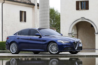 直4のガソリンおよびディーゼルエンジンを搭載した「クアドリフォリオ」以外のモデルは、2016年3月のジュネーブショーでお披露目された。