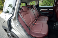 新型「MINIクラブマン」の室内スペースは、後席（写真）の居住空間を中心に、先代よりも拡大されている。先代は、右側のみに「クラブドア」と呼ばれる観音開きのリアドアが備わっていたが、新型のリアドアはオーソドックスな前ヒンジ式で、左右両側に設けられている。