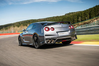 リアまわりでは、新形状のサイドアウトレットが特徴。新設計の電子制御バルブ付きチタン合金製マフラーが装備されている。