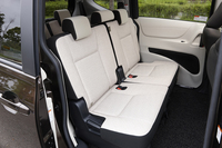 2列目シートは左右個別にスライドおよびリクライニングが可能。3列目に乗り込む際は、側面に設けられたレバーを使うことで、ワンタッチでタンブルフォールディングさせることができる。
    