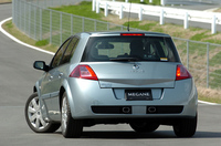 メガーヌRSに追加された5ドアモデル。全長、ホイールベースも3ドアとかわらない「メガーヌRS」5ドア。違いは車重だが、たった10kg重いだけだ。
	 