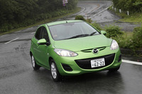 マイナーチェンジにともない、サスペンション取り付け部の剛性アップが図られた。フロントサスペンションのダンパーやリアサスペンションのブッシュにも変更が加えられている。