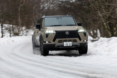 スタッドレス装着の「レクサスGX」で雪道にトライ。胸がふくらむシチュエーションではあるものの……。