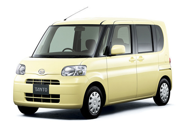 写真は「ダイハツ・タント」。一年後、トヨタのカタログには3種のダイハツ製軽乗用車が並ぶことになる。