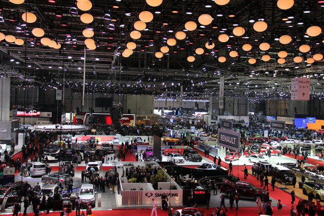 ジュネーブモーターショー2013の会場風景。ルノー、フェラーリなどが並ぶホール4およびホール5を臨む。