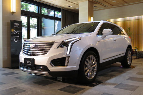 「YOUR LIFE, AND XT5 @ CADDILAC PLACE」の会場から、キャデラックの最新モデル「XT5クロスオーバー」と、...