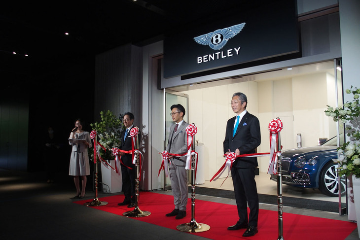 オープニングイベントでテープカットが行われる様子。左からベントレーモーターズジャパンのブランドダイレクター牛尾裕幸氏、コーンズ・モータースの代表取締役社長兼CEO林 誠吾氏、フォルクスワーゲン・ファイナンシャル・サービス・ジャパンの代表取締役社長横瀬正幸氏。