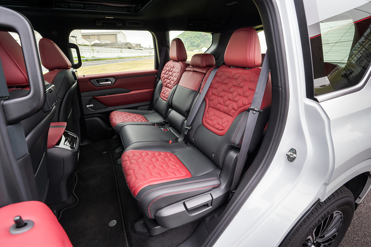 2列目シートは足元が広いのはもちろんだが、開放感がすごい。ボディーが大きいので分かりづらいがウィンドウエリアが広大で、頭上には巨大なガラスサンルーフが広がっている。