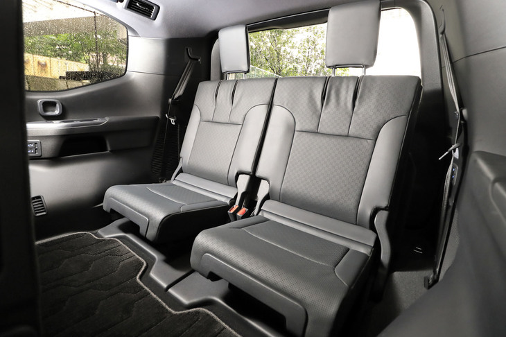 3列目シートが備わるのはガソリン車（「GX」は除く）のみ。ディーゼル車はすべて2列シート5人乗りとなる。