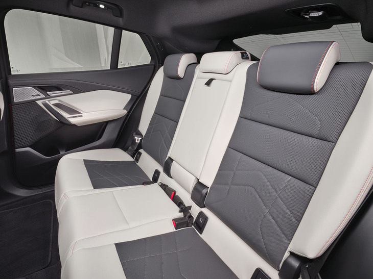 後席のニールームは先代モデルよりも25mm拡大。リクライニング機構も採用されている。
