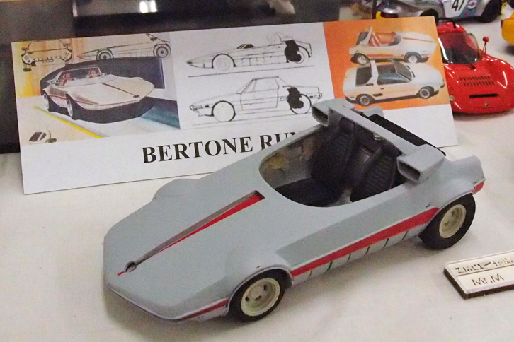 スクラッチビルドで製作途中の「アウトビアンキ・ラナバウト」。1969年のトリノショーでベルトーネがお披露目した、「フィアットX1/9」の原形といわれるコンセプトモデルである。スタイリストはガンディーニで、「アウトビアンキA112」用のパワートレインをミドシップしていた。