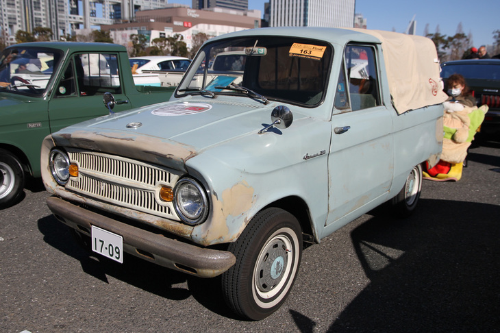 1961年「三菱360ピックアップ」。三菱初となる軽四輪商用車の希少な初期型。三菱360は最初は「ライトバン」がデビュー、次いでこのピックアップが加わり、これらをベースとして翌1962年に三菱初の軽乗用車となる初代「ミニカ」が誕生した。空冷2ストローク2気筒エンジンを搭載、駆動方式はオーソドックスなFR。