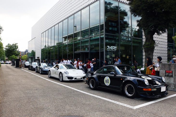 参加車両の走る姿を楽しもうと、スタート地点の沿道には、多くのクルマ好きが集結。ラリーのスタートを見守りつつ、その雄姿と特徴的なサウンドを楽しんでいた。