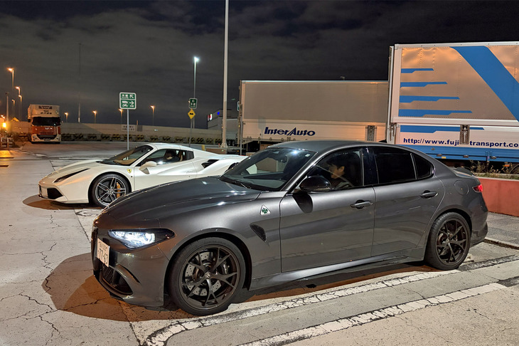 19インチの軽量アルミホイールやブラックのブレーキキャリパー、ダーク系のカラーでコーディネートされた「GIULIA」バッジなどでスポーティーに仕上げられた「ジュリア クアドリフォリオ エストレマ」。