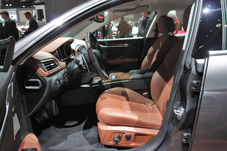 マセラティ・ギブリ グランロッソ（フロントシート）