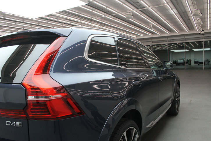 サイドウィンドウ後端のキックアップを「XC60」ではより明確にした。また、ボディーサイド下側にえぐり、フェンダーにプレスラインを追加するなどして躍動感を高めている。