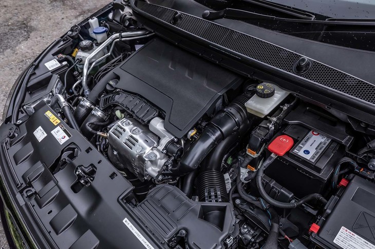 新インジェクションシステムや250バールの高圧燃料噴射ポンプ、ガソリン専用GFP（Gasoline Particle Filter）などの新機構を採用した1.2リッター直3ターボエンジン。最高出力130ps、最大トルク230Nmという実力を持つ。