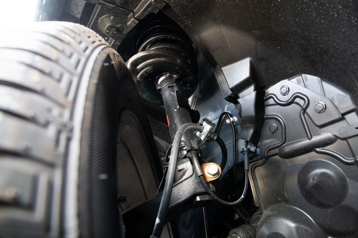 2020年1月の改良では「AUTECH」の各モデルにザックス製ショックアブソーバーを採用。市街地や高速道路、ワインディングロードと、さまざまなシーンにおける快適性の向上が図られている。