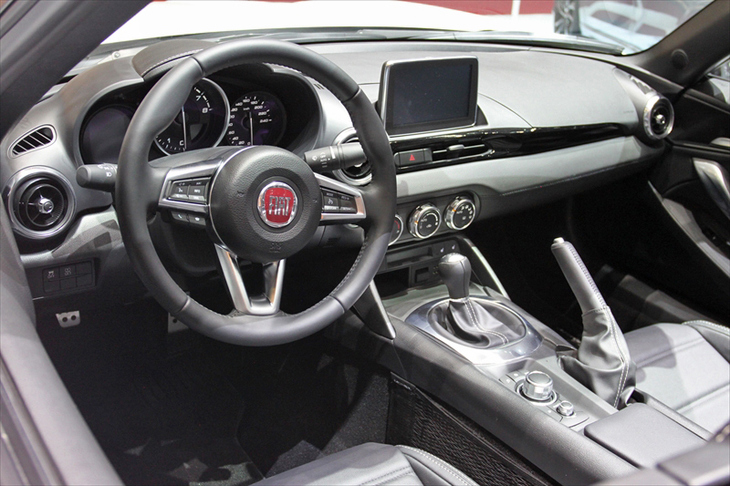 フィアット124スパイダー S-Design（インテリア）