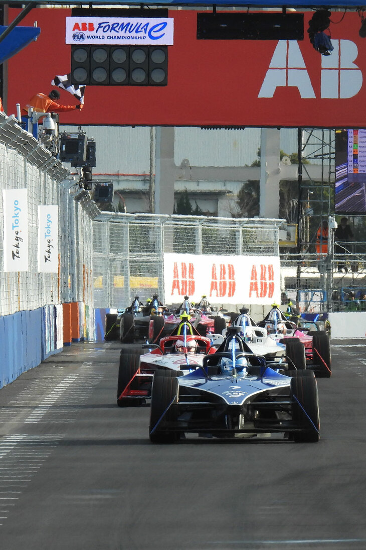 両選手による首位戦いは最後まで続いた。最終ラップにはローランド選手が3度にわたりオーバーテイクを試みるも、ギュンター選手はガッチリそれを抑え込み、自身＆マセラティの今シーズン初勝利を達成。同時に、フォーミュラE東京ラウンド初の勝者となった。