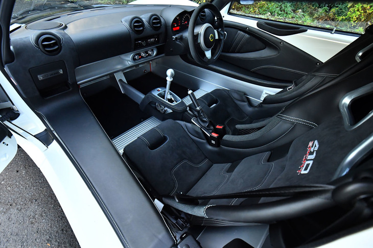 “戦うマシン”を連想させるスパルタンなデザインインテリア。試乗車に装着されていたカーボン製のスポーツシートは、25万3000円のオプションアイテムだ。
