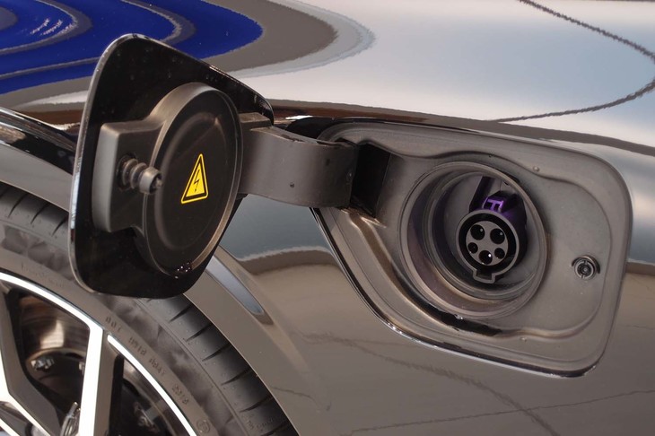 ボルボS60 T8ポールスターエンジニアード（フロントフェンダー部の給電口）