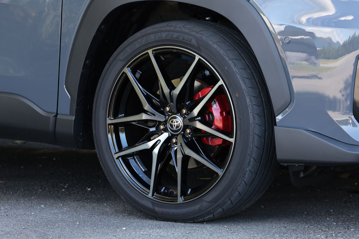 「ダーククリア切削光輝＋ブラック塗装」が施された19インチの「5ユニットトラスツインスポークデザイン」ホイールを標準で装備。これに225/45R19サイズの「ヨコハマ・アドバン フレバV701」を組み合わせる。