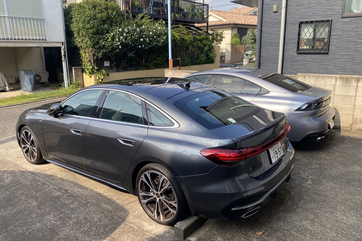 手前が「アウディA5 TFSIクワトロ150kW」、奥が「プジョー508 GT BlueHDi」。どっちもセダンを名乗りながら、スタイリッシュな5ドアハッチバックである点も共通している。