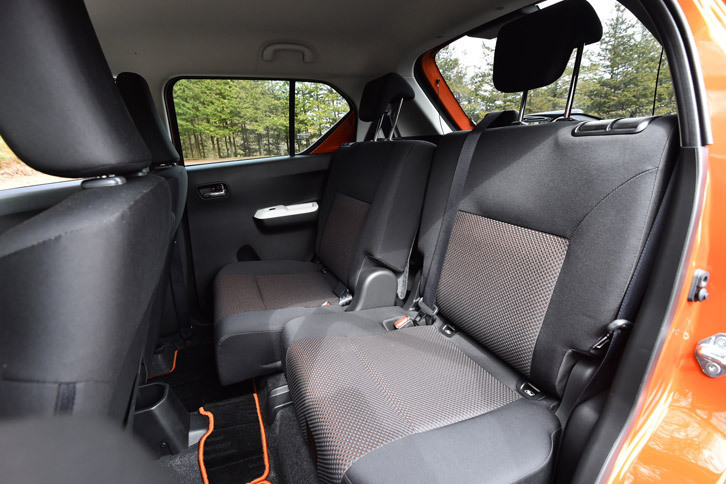 後席の仕様はグレードによって異なり、「ハイブリッドMX」「ハイブリッドMZ」では、左右個別に操作が可能なリクライニング機構や可倒機構に加え、調整幅165mmの前後スライド機構も備わる。