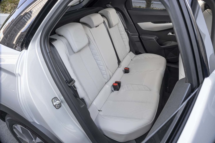 後席（写真）も前席同様、サイドサポート部にダイヤ形のステッチが入れられる。