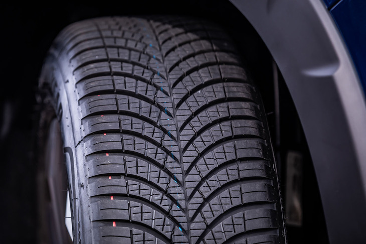 センター部に向かって溝の幅を細くするなどしてノイズの低減が実現された、ユニークなV字型のトレッドパターンが目を引く。摩耗が進むと溝が広がる特殊構造で排水性を確保し、ウエット性能を長く維持する「アクアコントロールテクノロジー」も採用されている。