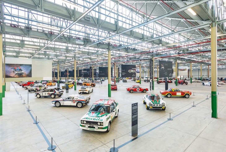 ミラフィオーリ工場内の一角、1万5000平方メートルのスペースは自動車工場の雰囲気をそのまま生かすことをコンセプトにリニューアルされた。赤、グリーン、ブルーを効かせてイタリアらしさを出す。中央は6つのテーマ展示。写真はラリースペース。「ストラトス」のライバル、1972年のモンテカルロラリーを制覇した「ランチア・フルヴィアHF1600」「フィアット124アバルト ラリー」「フィアット131アバルト ラリー」などが並ぶ。