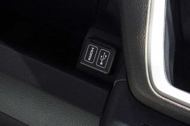 ダイハツ・ムーヴX（USBポート＆HDMI入力端子）