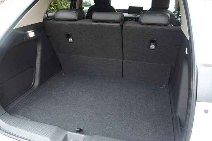 ホンダ・ヴェゼルe：HEV Z（ラゲッジスペース）
