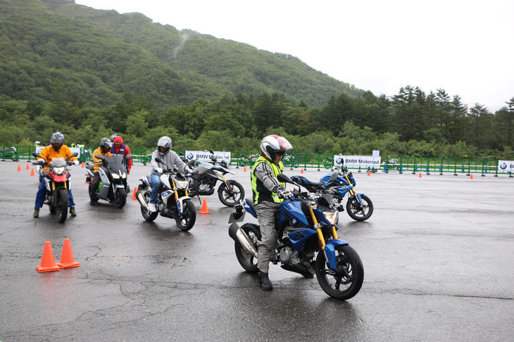 クローズドの試乗エリアでは、普通自動二輪免許で運転可能な「G310R」「G310GS」「Cエボリューション」の3モデルを用意。先導車付きでパイロンコースを周回し、マシンの感触を試すことができた。