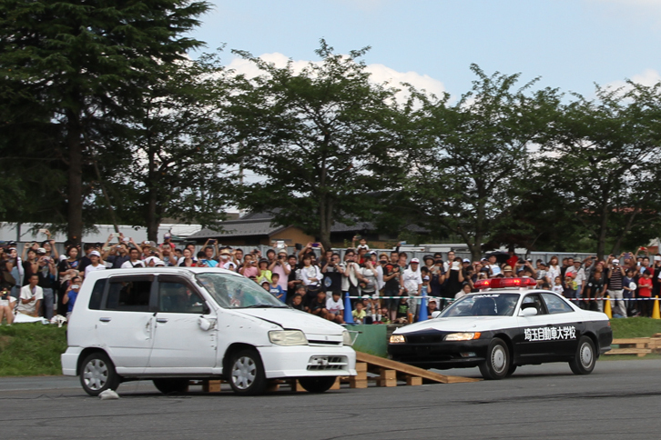 アトラクションのトリは、古くは『西部警察』、近年では『ワイルド・スピードX3 TOKYO DRIFT』などのTVドラマや映画でカースタントを演じているスタント集団、チームラッキーによるスタントショー。