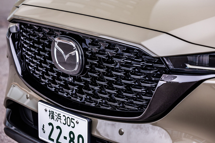 フロントのシグネチャーウイングやドアミラーなどがブラック仕上げとなり、「レトロモダン」をキーワードに統一された世界観を演出。グリル内がグロスブラックになるのも「CX-5レトロスポーツエディション」の識別ポイントだ。